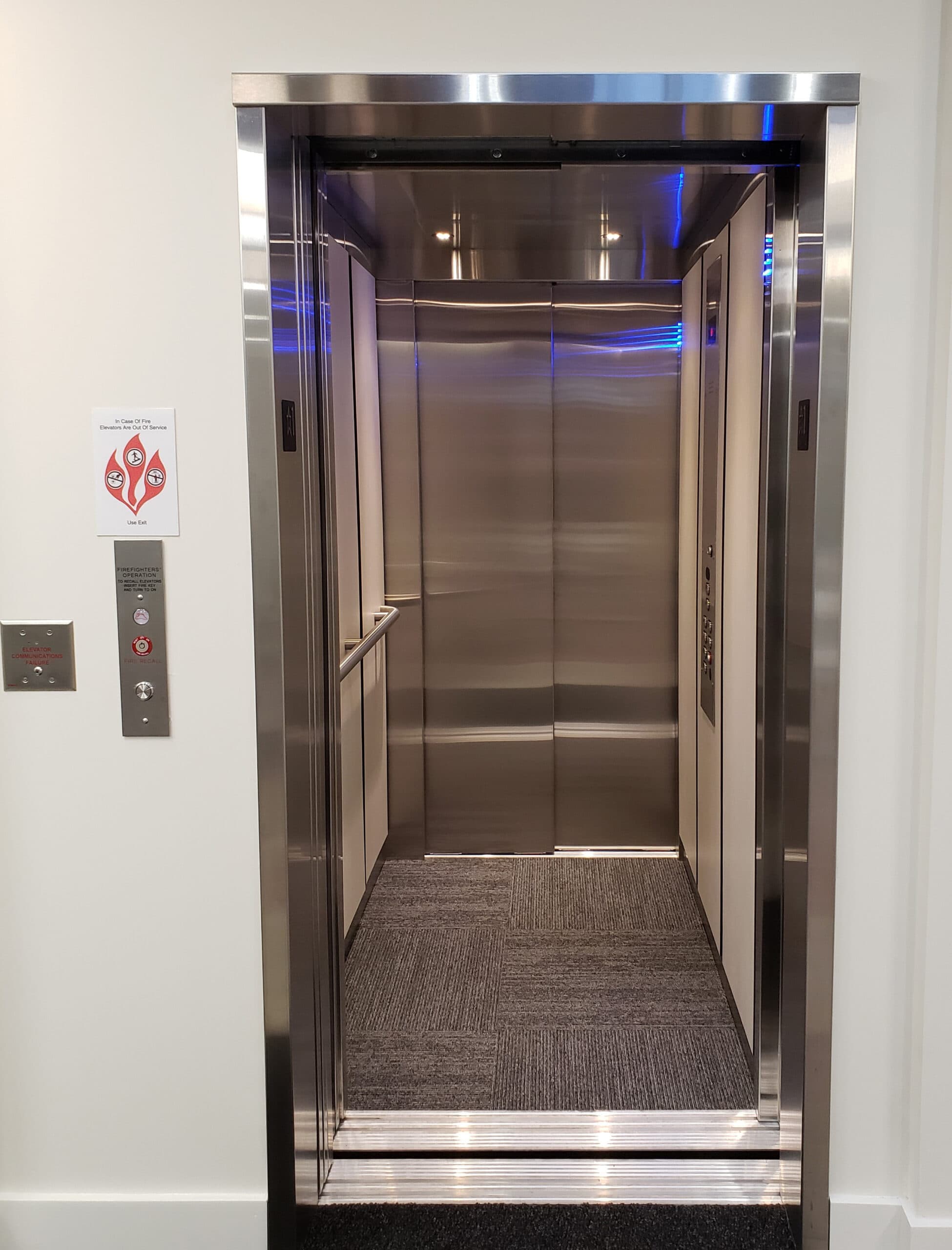 Symmetry LULA Elevator stainless steel with carept