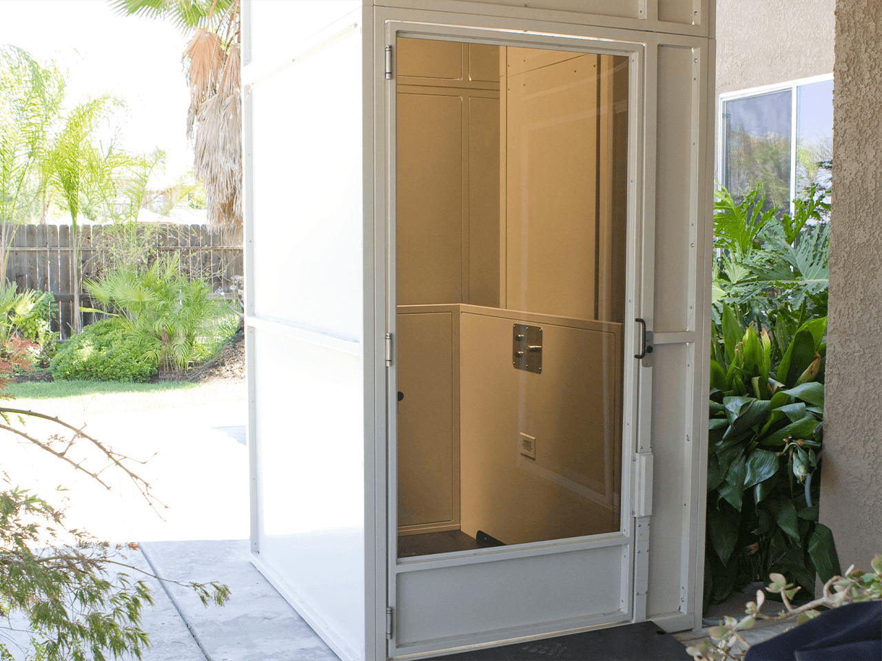 symmetry enclosed lift outdoor residential with plexi and steel?
