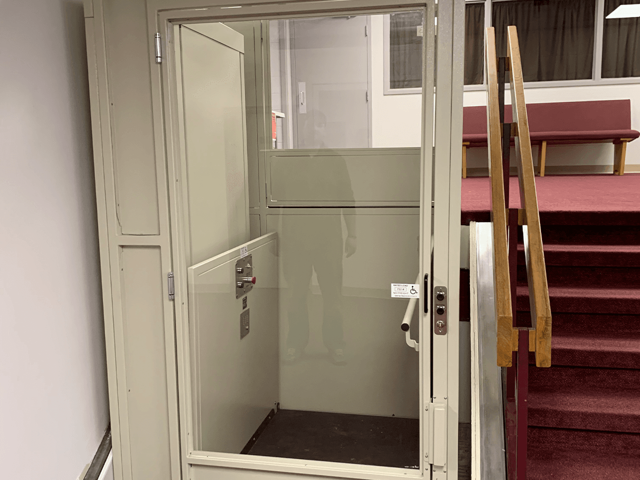 enclosed lift with laminated safety glass