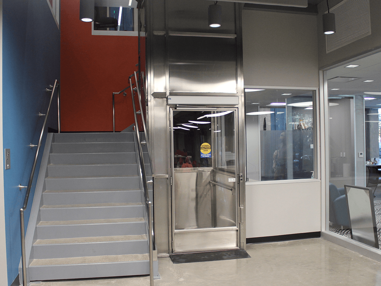 enclosed lift plexi in stainless steel and clear laminated safety glass