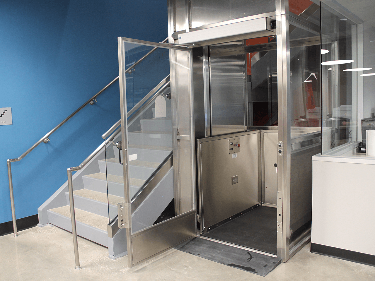 enclosed lift plexi in stainless steel and clear laminated safety glass