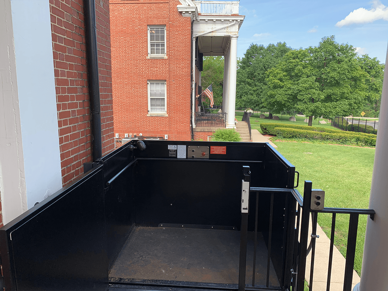 symmetry unenclosed lift UL outdoor Black at upper landing