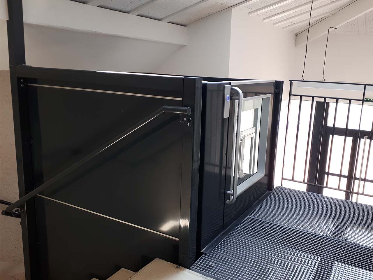 platform lift with gate with no top machinery
