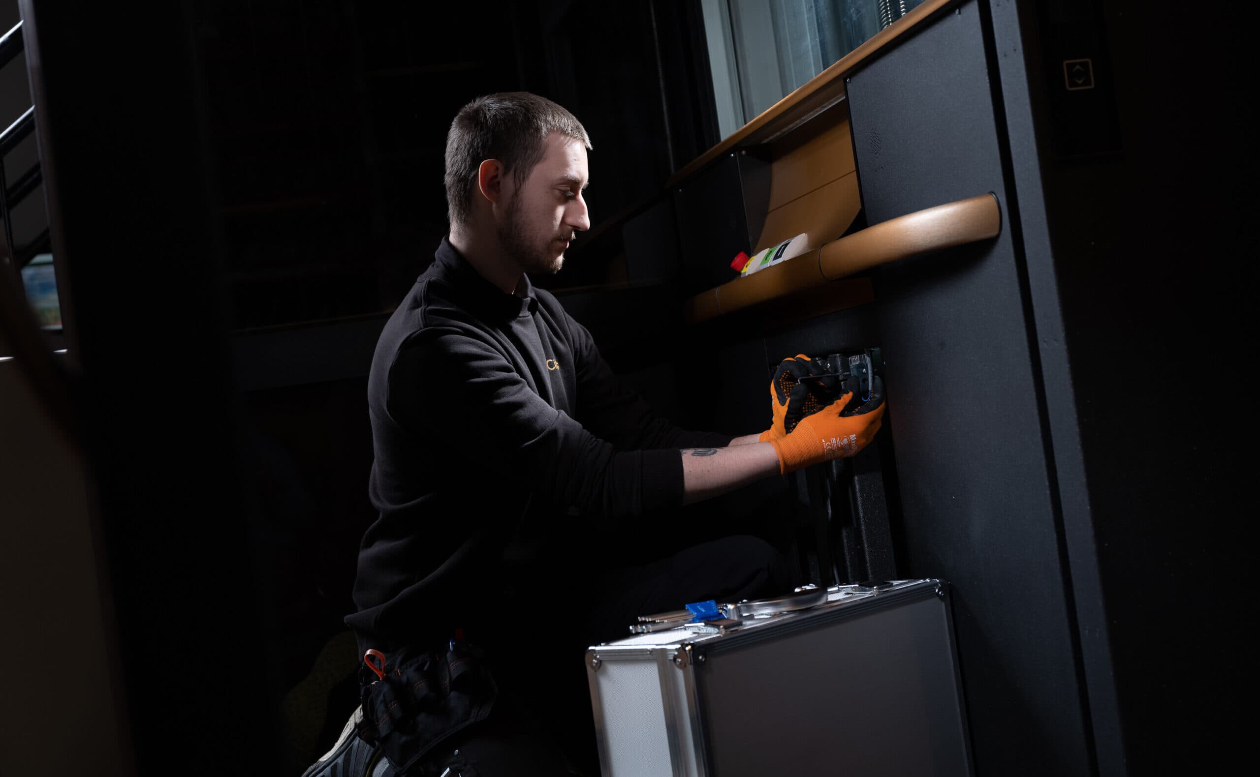 1.1.Technician.dark.light._HighresJPG